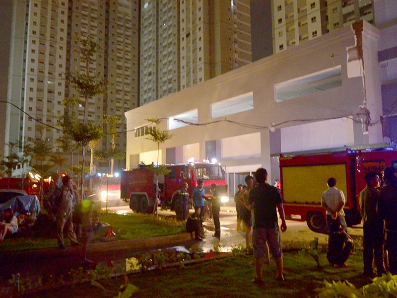 Lực lượng CSPCCC đã nhanh chóng có mặt cứu hỏa, đưa người bị nạn xuống nơi an toàn